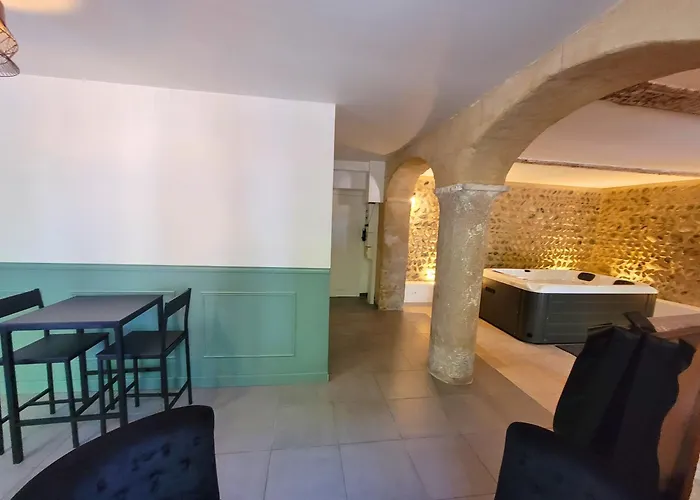 Love Room Valence Apartman *